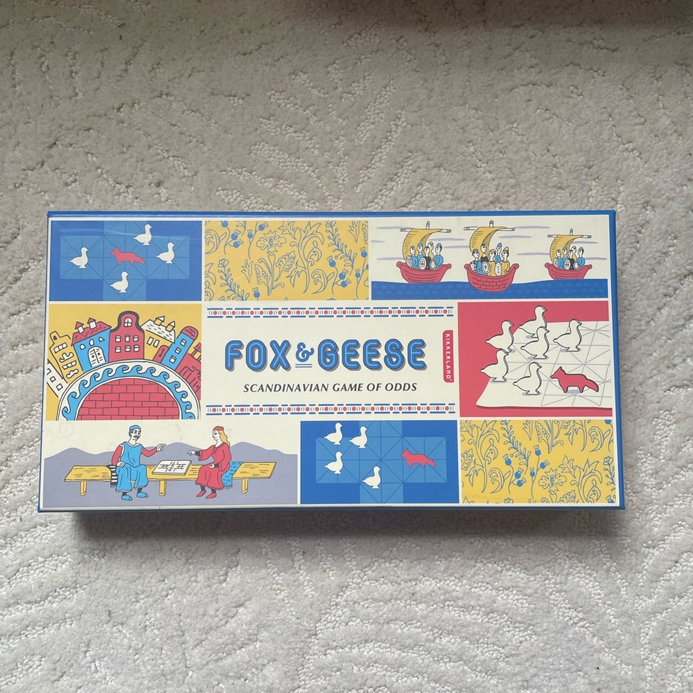 Kikkerland Fox & Geese Board Game - Multicolor - Picture 1 of 6